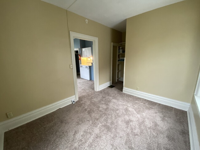 Building Photo - 527 E College St Apt. 3