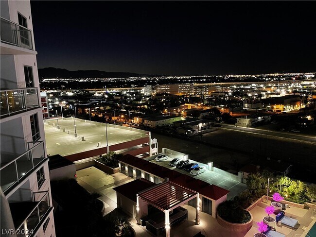 Foto del edificio - 200 W Sahara Ave