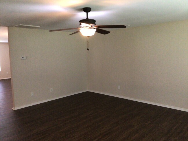 Building Photo - 816 Willow Creek Drive