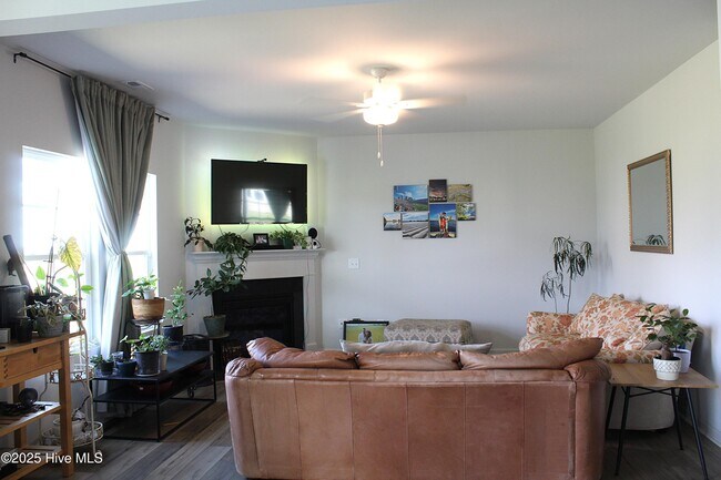 Foto del edificio - 300 Ruby Baird Dr