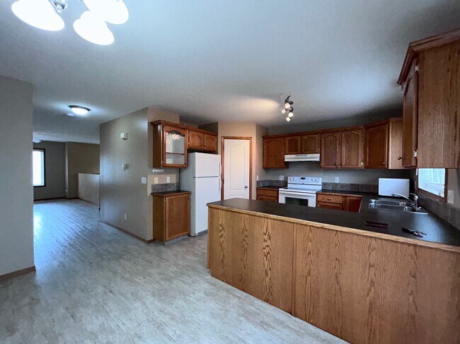 Photo du bâtiment - 4 Bed 1.5 Bath Unit in Red Deer, AB
