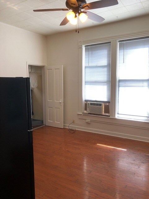 Foto del edificio - 212 E Bloomington St