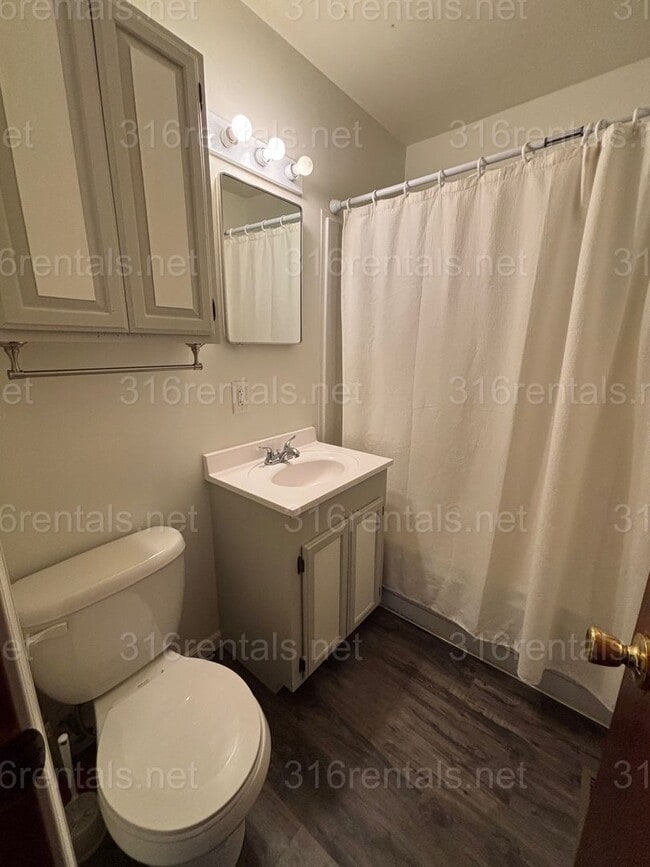 Building Photo - Duplex 2 bed 1 bath available NOW!