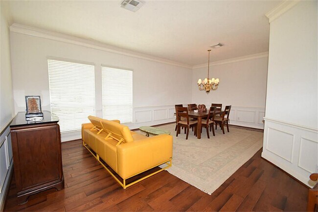 Building Photo - 5710 Santa Fe Springs Dr