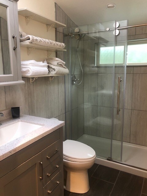 Shower w/glass doors; frosted windows; Toto toilet; porcelain sink vanity - 132 Loucks Ave