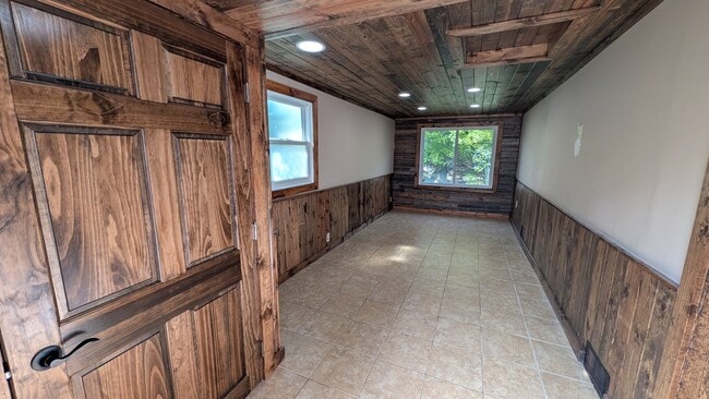 Building Photo - 604 Wilmot Ave