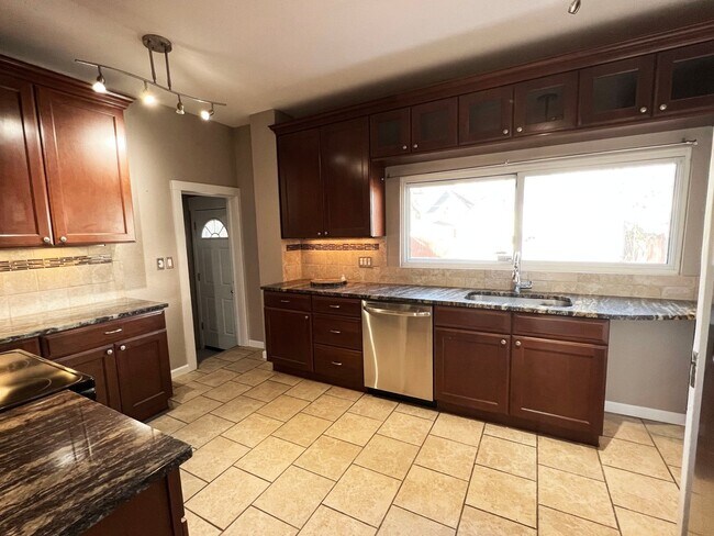 Foto del edificio - Remodeled and Updated Victorian in Five Points