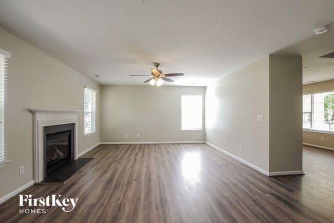 Foto del edificio - 11125 Dulin Creek Blvd