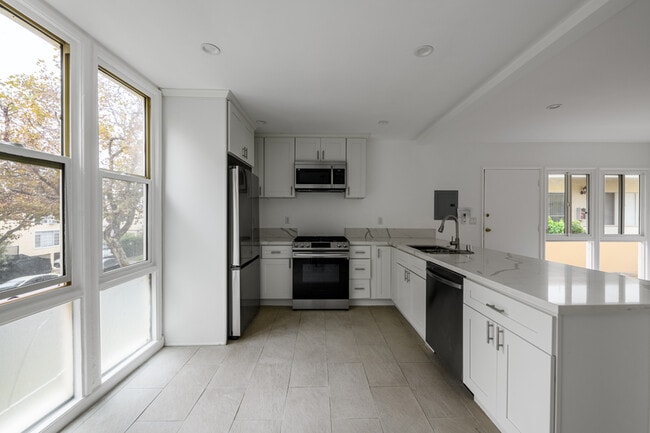 Building Photo - 337 Rexford Dr