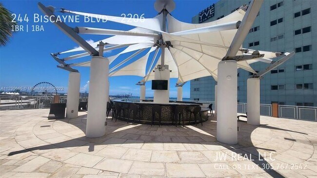 Building Photo - Vizcayne Condo   across from Bayside Downt...