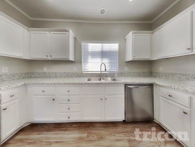 Foto del edificio - 1244 Maple Pines Ave