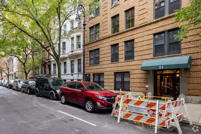 Building Photo - 24 W 69th St