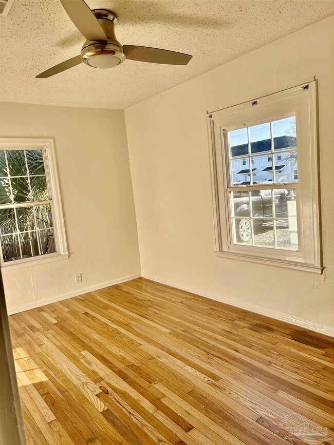 Building Photo - 326 W Sunset Ave