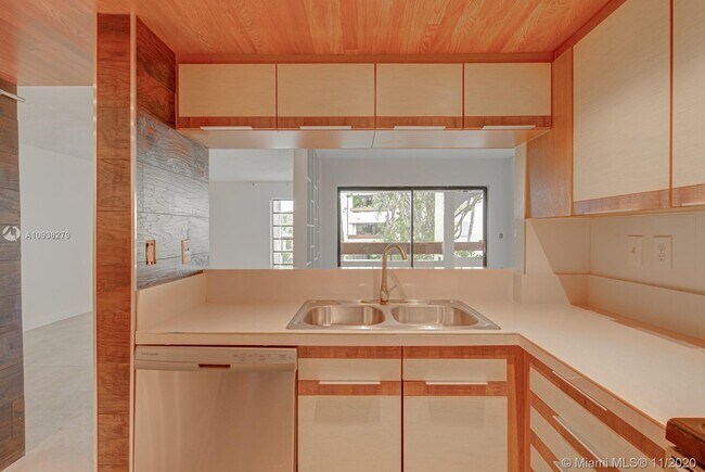 Building Photo - 9010 SW 125th Ave