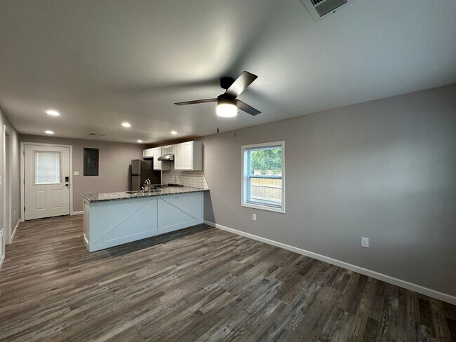 Building Photo - * Move-In Special * Cozy 2 Bedroom 1 Bathr...