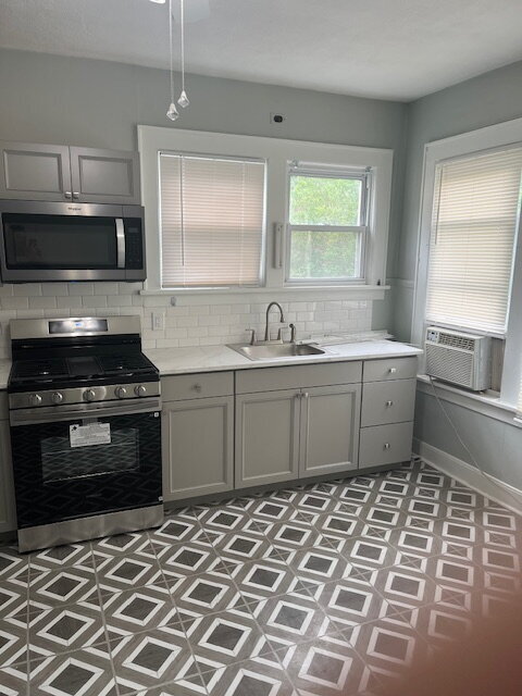 Building Photo - 2 Bedroom, 1 Bath, Renovated Apartment with Private Entrance and Off Street Parking
