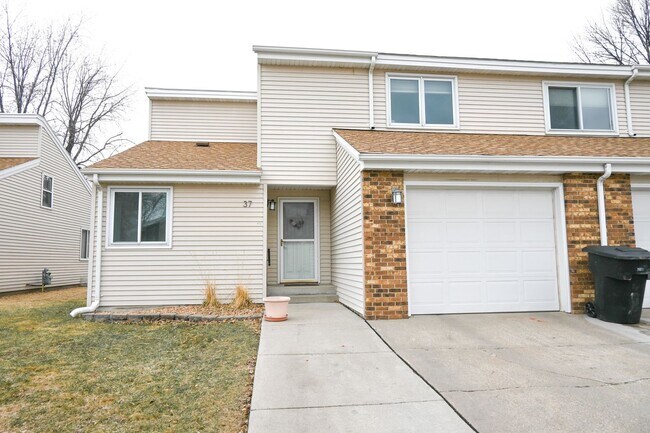 Building Photo - Beautiful updated Townhome! 3 Bedroom 2 1/...