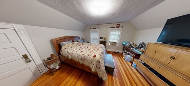Building Photo - Peaceful Newton 2-bed near MBTA
