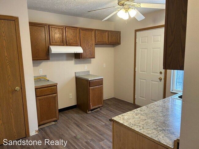 Building Photo - 4 br, 1.5 bath House - 697 E 101st St