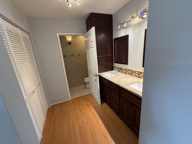 Foto del edificio - Bright & Updated 2BR Townhome Across from Fremont Park