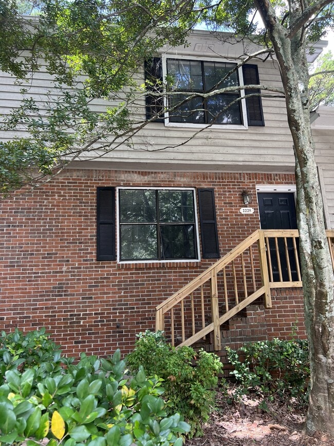 Building Photo - 2225 Highpoint Rd