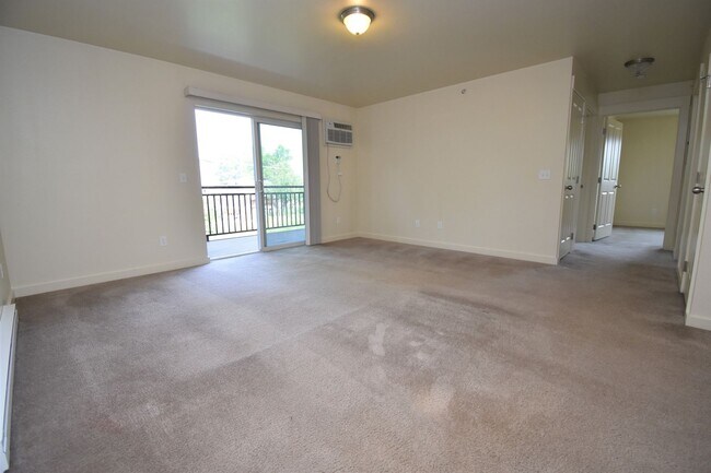 Building Photo - 2nd Floor 2 Bed 1 Bath in a Great Central Location! Nice Large Deck Close to Everything