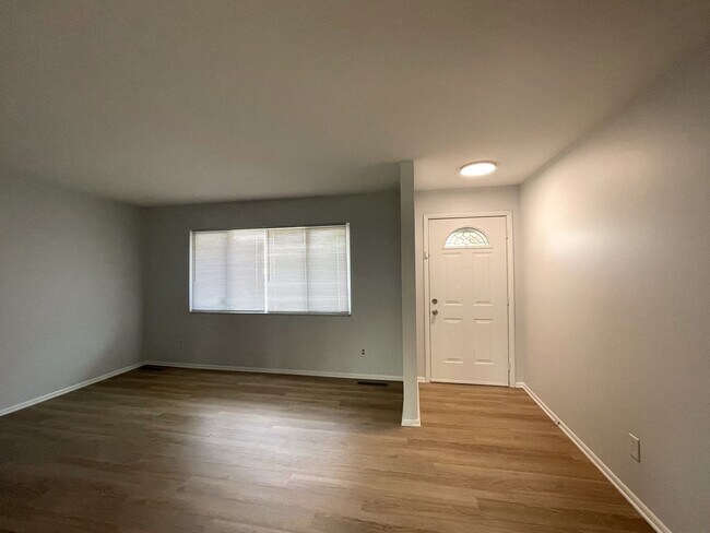 Foto del edificio - 1700 Elaine Rd
