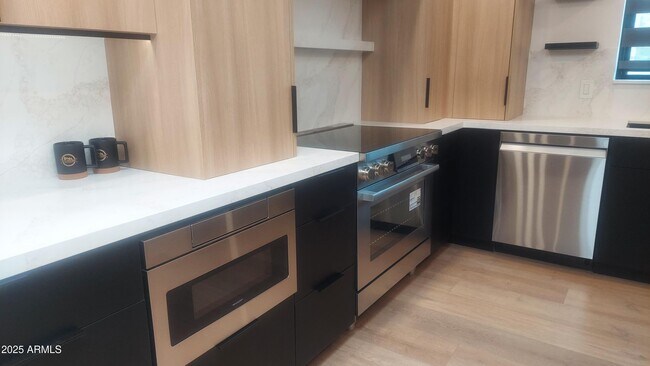 Foto del edificio - 6349 N 78th St