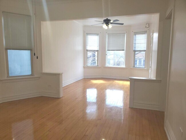 Foto del edificio - 3751 N Troy St