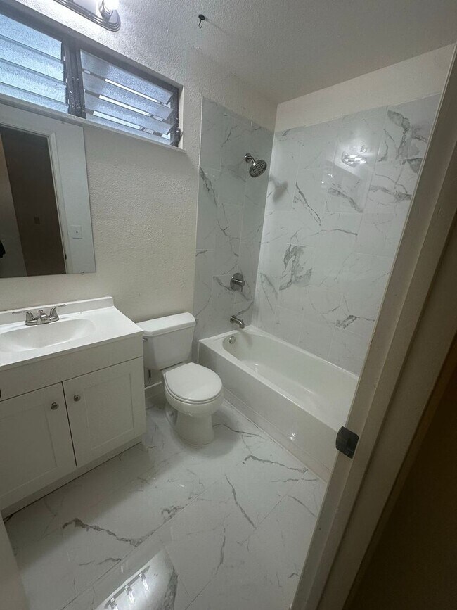 Foto del edificio - Newly Renovated 3 BD / 2 BA Townhome in Pearl City!