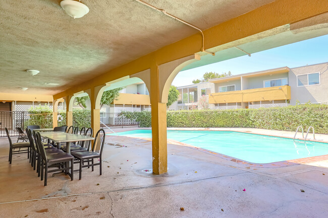 Building Photo - Reseda Continental Apartments