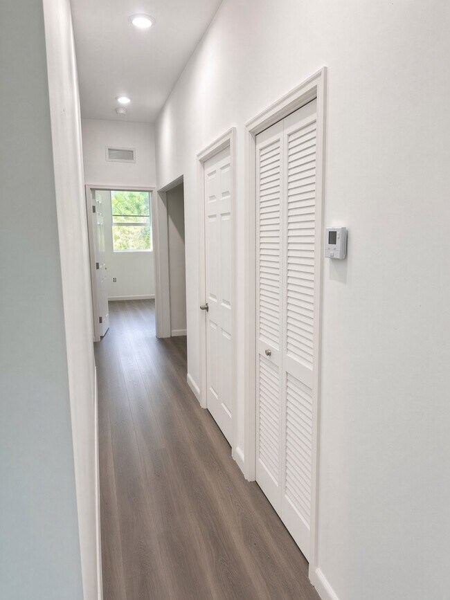 Foto del edificio - 2395 NW 68th St