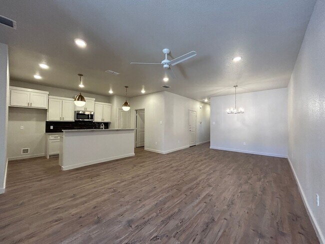 Foto del edificio - Luxury Townhome in Abbey Glen Community!