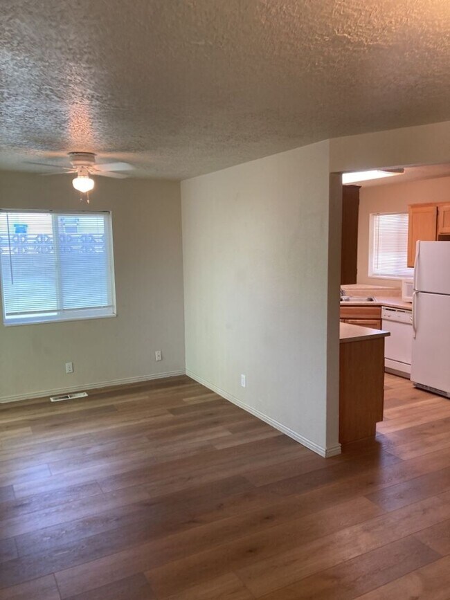 Foto del edificio - 3 bed, 1.5 bathroom - Two Story Twin Home