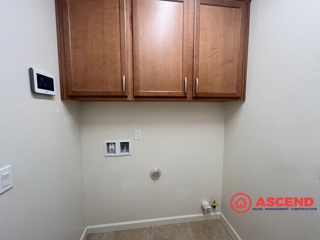 Foto del edificio - Alluring Home Located In HOA!