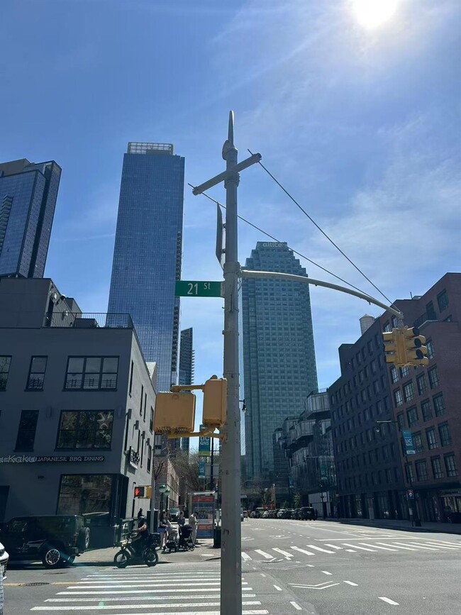 Foto del edificio - 43-45 Vernon Blvd