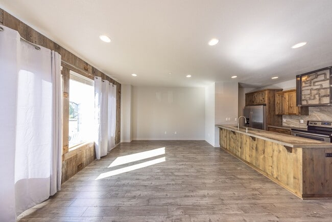 Building Photo - 3 bedroom home in Ridgefield w/ AC - Built...