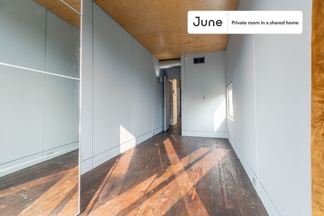 Foto del edificio - Room in Shared 6 bed/6 bath home