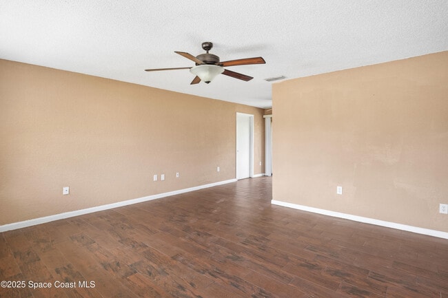 Building Photo - 697 Castaways St NE