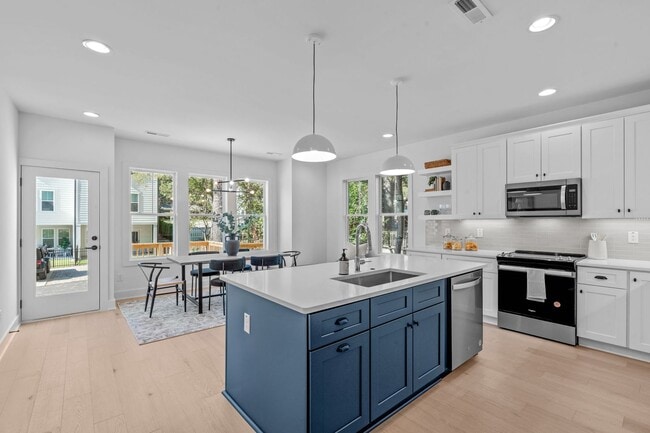 Building Photo - **OFFERING RENT PROMOTION FOR FIRST 6 MONTHS, WAIVED APPLICATION FEES & $200 MOVE IN PROMOTION** ...