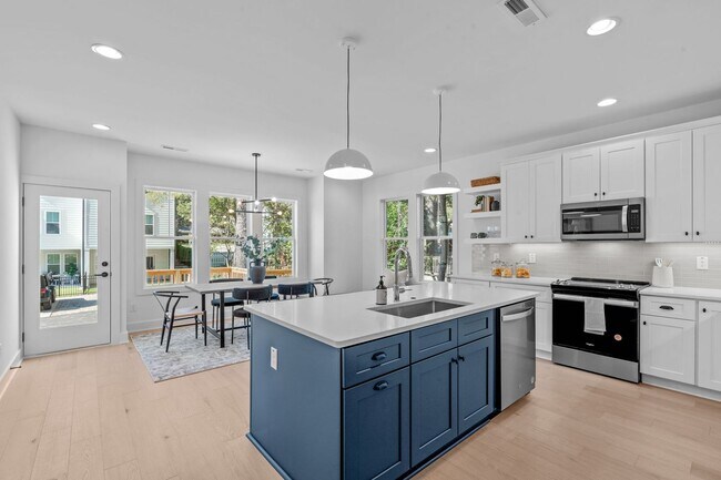 Foto del edificio - **OFFERING RENT PROMOTION FOR FIRST 6 MONTHS, WAIVED APPLICATION FEES & $200 MOVE IN PROMOTION** ...