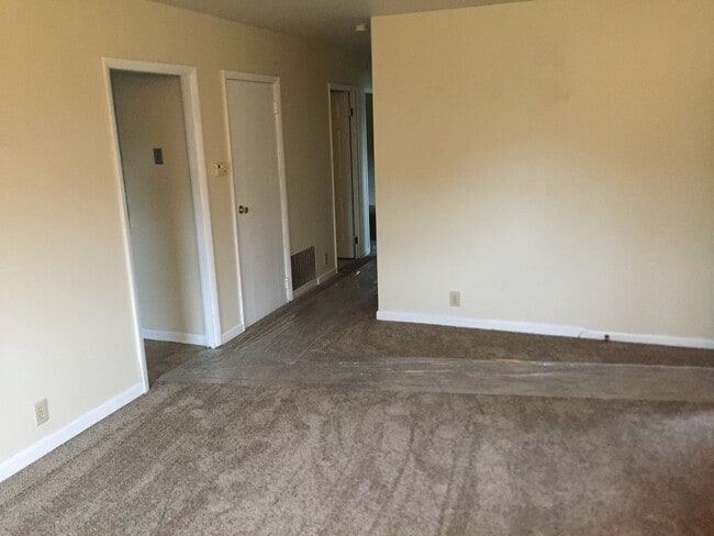Building Photo - $1350 ranch house 3 bedroom 1.5 bath for r...