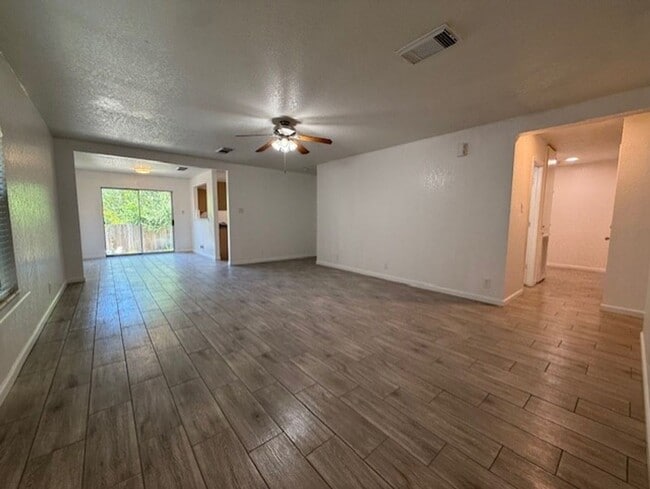 Building Photo - Nice One Story 3 Bedroom 2 Bath Home Backing to a Greenbelt! Near Sea World