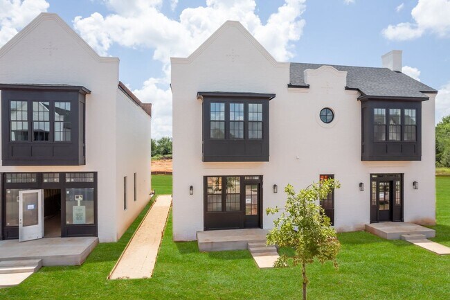 Foto del edificio - Minimalist Magic: 2-Bed Apartment Over Selah’s Creative District