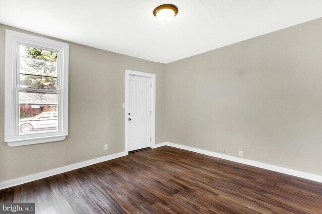 Foto del edificio - 3 Bedroom Home with High Ceilings & Natural Light!