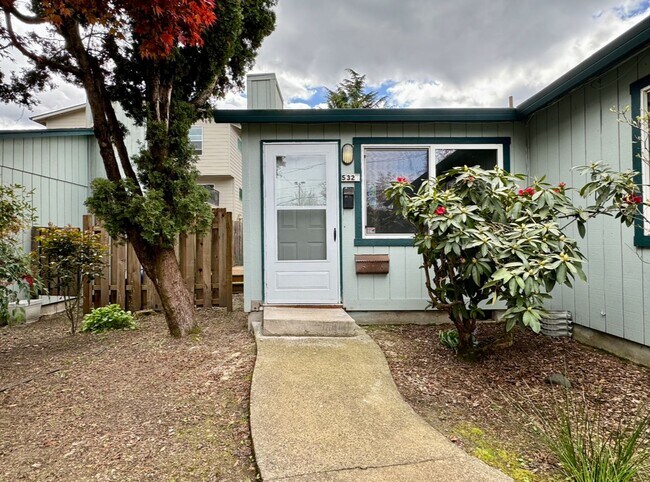 Foto del edificio - Charming Three Bedroom Near S. Waterfront & Macadam Ave~ Updates Throughout~ W/D Included ~ Detac...