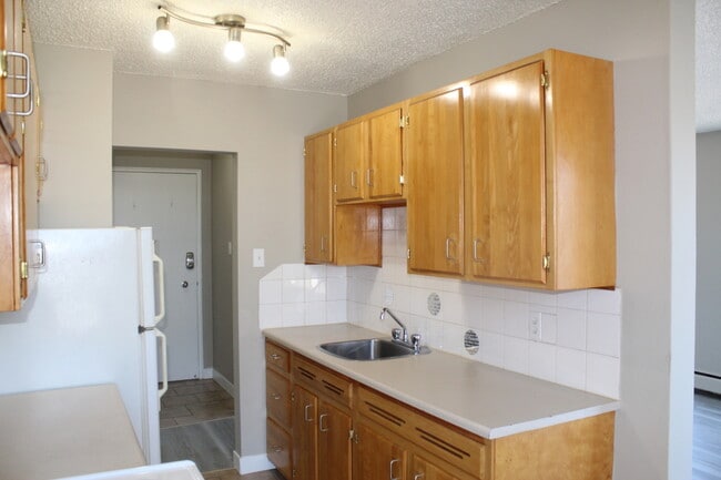 Building Photo - Elizabeth Manor Apartments