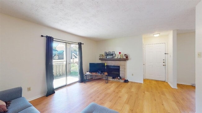 Building Photo - 1005 Spring Loop