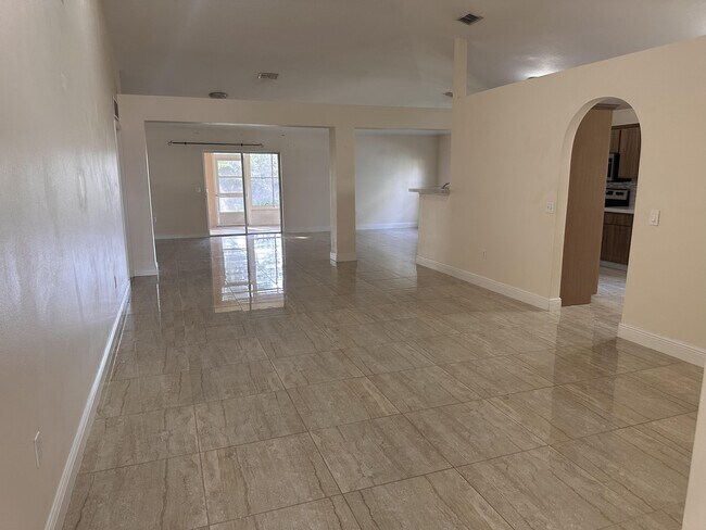 Building Photo - 537 Mason Dr
