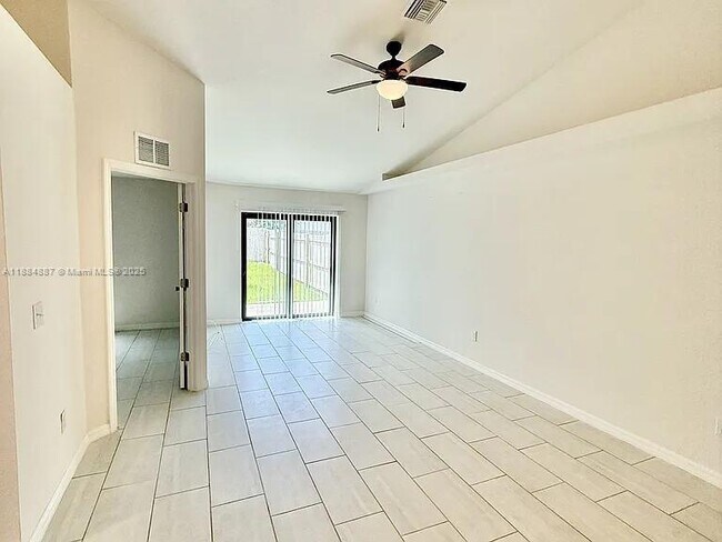 Foto del edificio - 326 SE 16th Pl